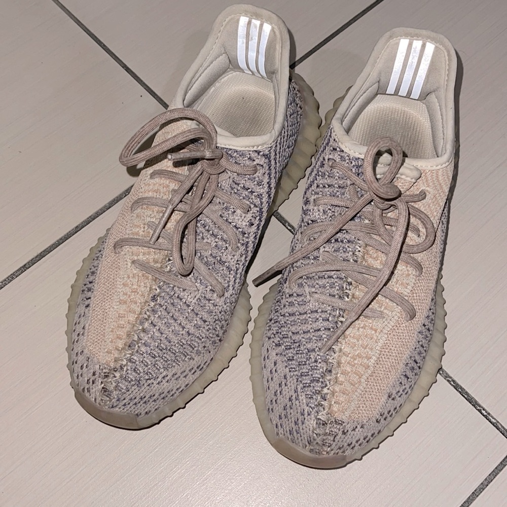 Yeezy ash pearl 
Women size 6
But would fit women size 7-7.5